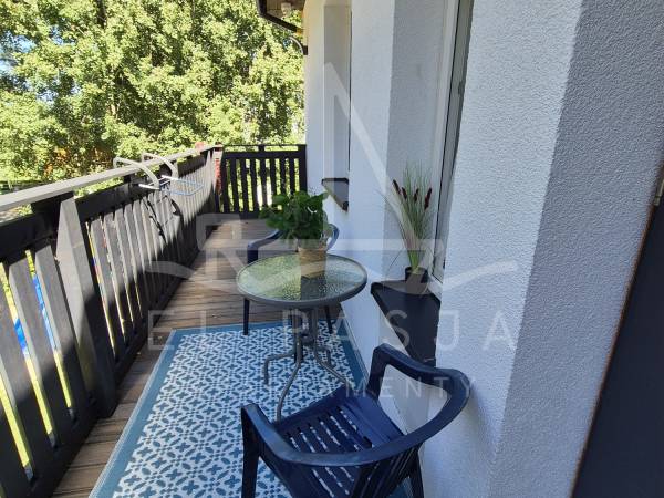 taras z widokiem na las