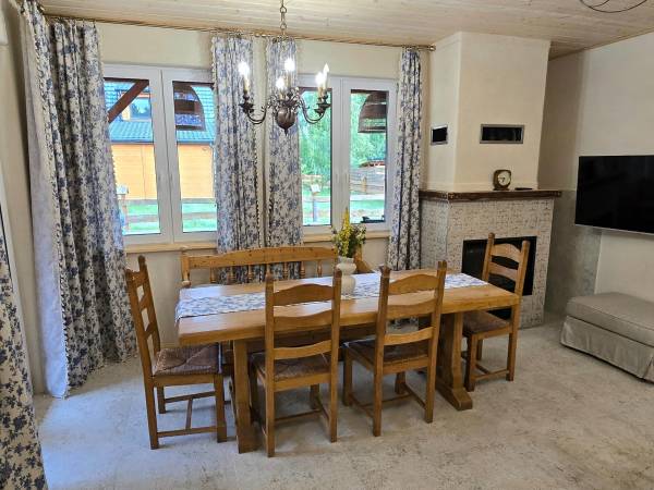 Salon z dużym stołem 