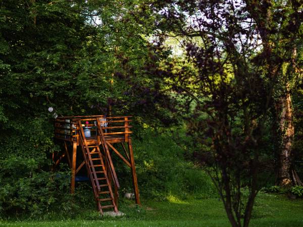 Posiadamy trzy tarasy pośród drzew do zanurzenia się w naturze
