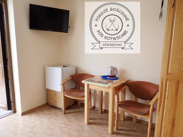 Pokój nr 4 dla 2 osób, z łazienką, mini aneksem kuchennym, na parterze z wejściem prosto z ogródka