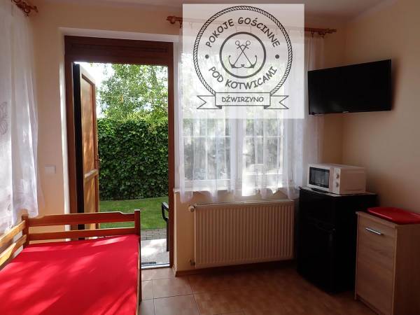 Pokój nr 5 dla 3-4 osób, z łazienką, mini aneksem kuchennym, na parterze z wejściem prosto z ogródka