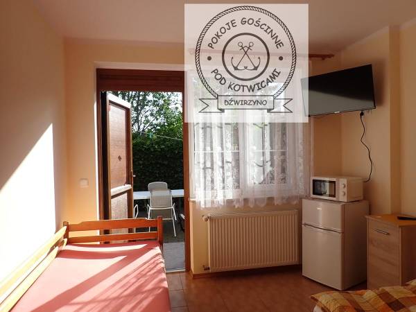 Pokój nr 6 dla 3-4 osób, z łazienką, mini aneksem kuchennym, na parterze z wejściem prosto z ogródka