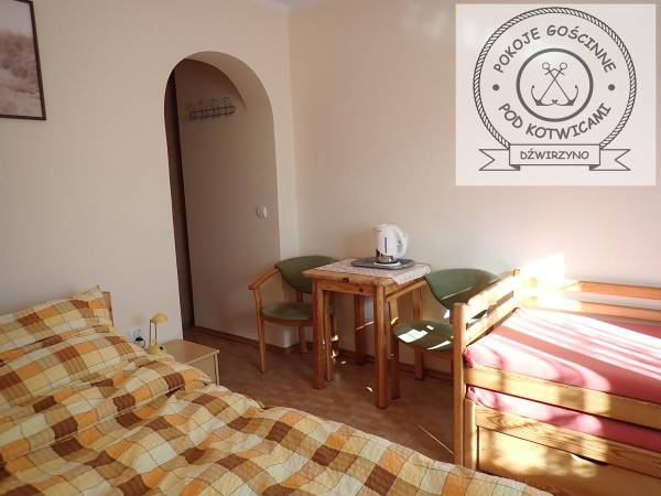 Pokój nr 6 dla 3-4 osób, z łazienką, mini aneksem kuchennym, na parterze z wejściem prosto z ogródka