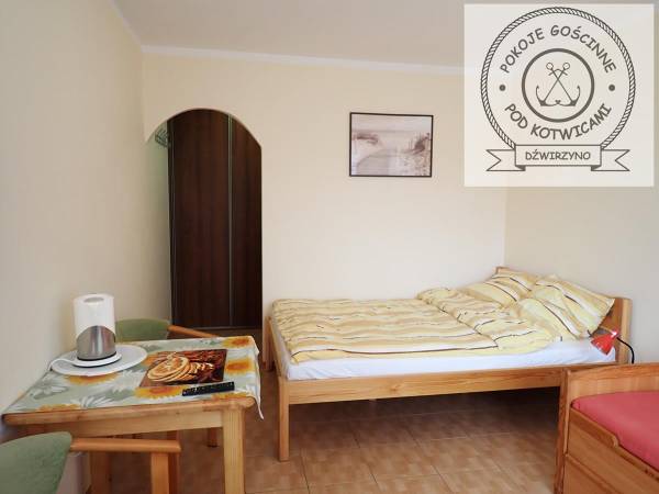 Pokój nr 2 dla 3-4 osób, z łazienką, mini aneksem kuchennym, na parterze z wejściem prosto z ogródka