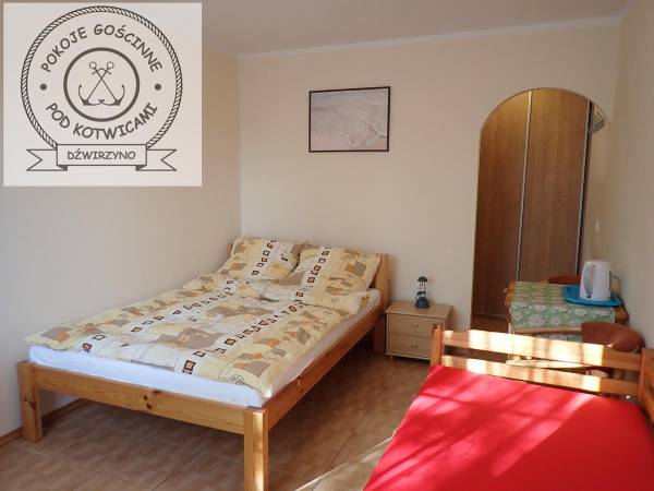 Pokój nr 5 dla 3-4 osób, z łazienką, mini aneksem kuchennym, na parterze z wejściem prosto z ogródka