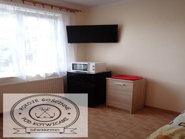 Pokój nr 5 dla 3-4 osób, z łazienką, mini aneksem kuchennym, na parterze z wejściem prosto z ogródka