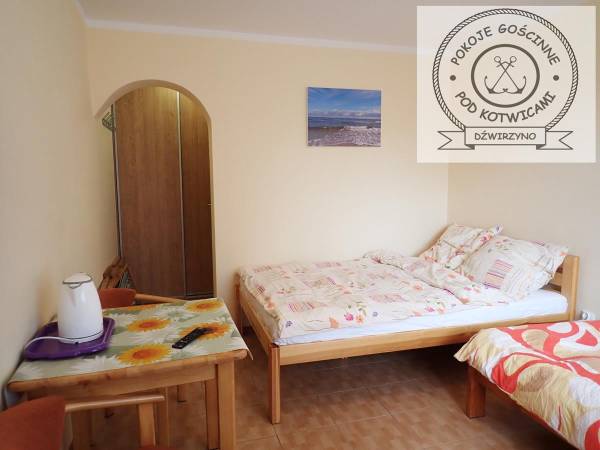 Pokój nr 1 dla 2-3 osób, z łazienką, mini aneksem kuchennym, na parterze z wejściem prosto z ogródka