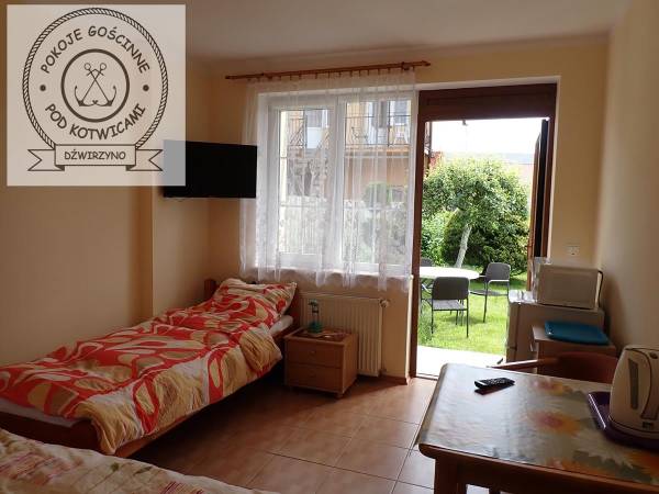 Pokój nr 1 dla 2-3 osób, z łazienką, mini aneksem kuchennym, na parterze z wejściem prosto z ogródka