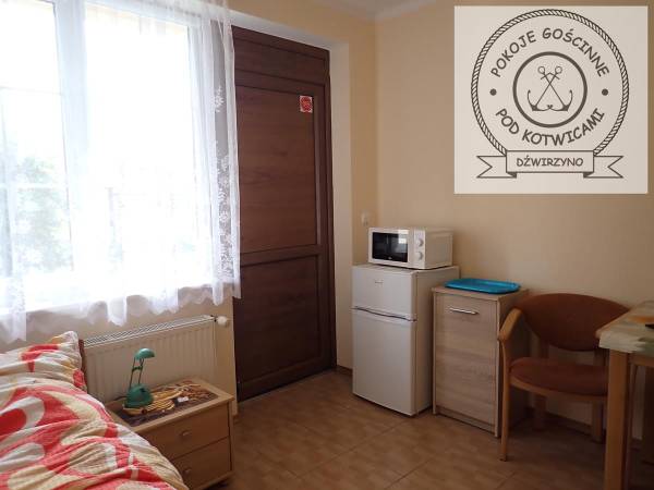 Pokój nr 1 dla 2-3 osób, z łazienką, mini aneksem kuchennym, na parterze z wejściem prosto z ogródka