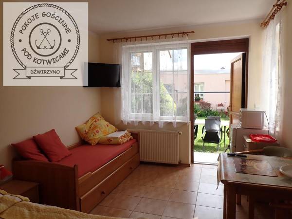 Pokój nr 2 dla 3-4 osób, z łazienką, mini aneksem kuchennym, na parterze z wejściem prosto z ogródka