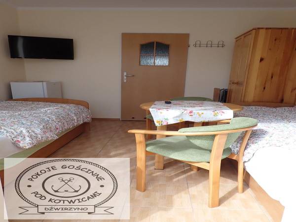 Pokój nr 3 dla 2 osób, z łazienką, mini aneksem kuchennym, na parterze z wejściem prosto z ogródka