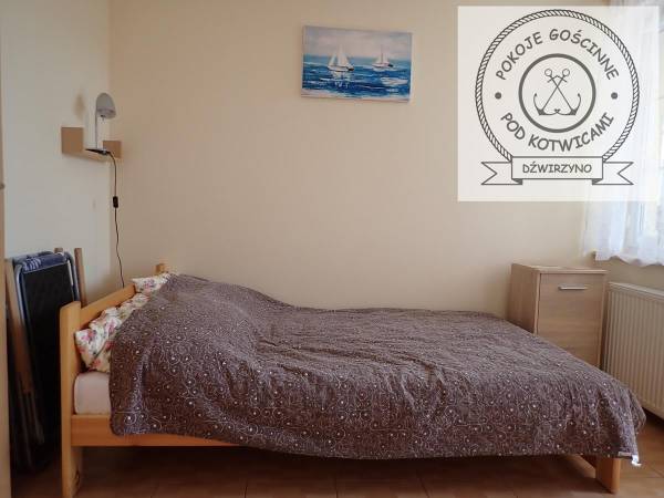 Pokój nr 4 dla 2 osób, z łazienką, mini aneksem kuchennym, na parterze z wejściem prosto z ogródka