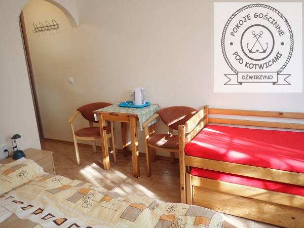 Pokój nr 5 dla 3-4 osób, z łazienką, mini aneksem kuchennym, na parterze z wejściem prosto z ogródka