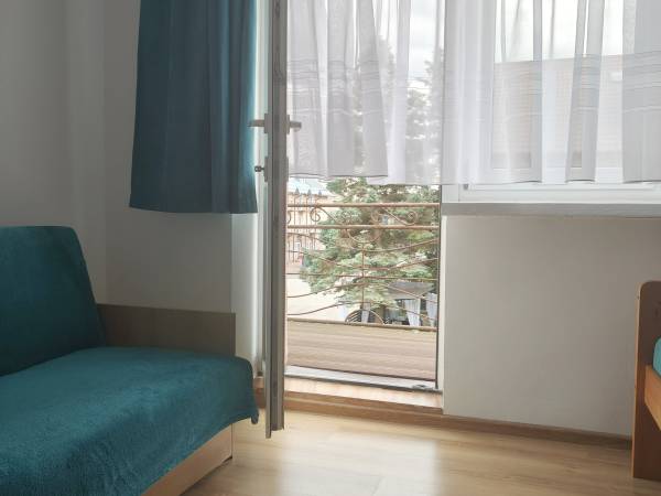 Pokój z balkonem i łazienką