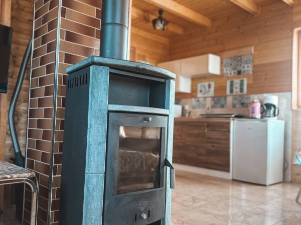 Pokój dzienny z kominkiem