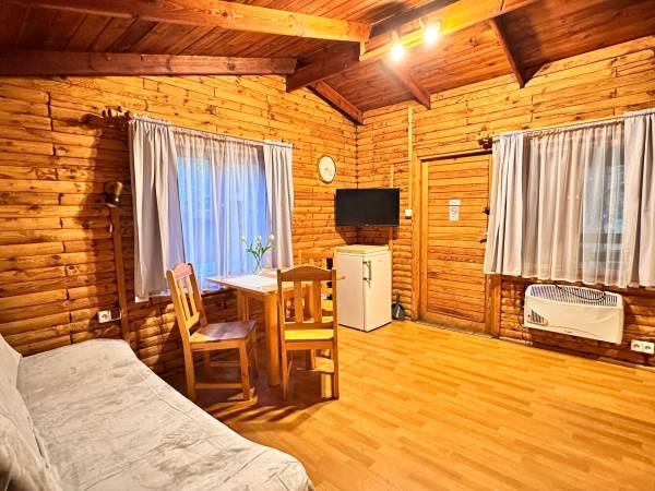 Wpadnij do lasu , domki nad jeziorem 