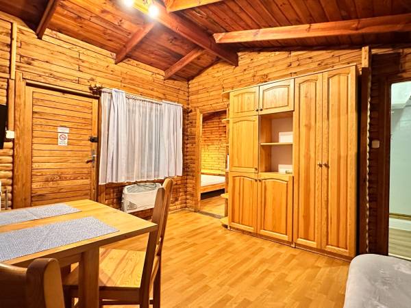 Wpadnij do lasu , domki nad jeziorem 