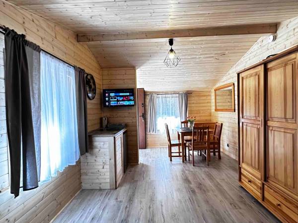 Wpadnij do lasu , domki nad jeziorem 