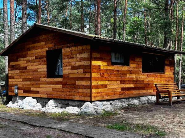 Wpadnij do lasu , domki nad jeziorem 