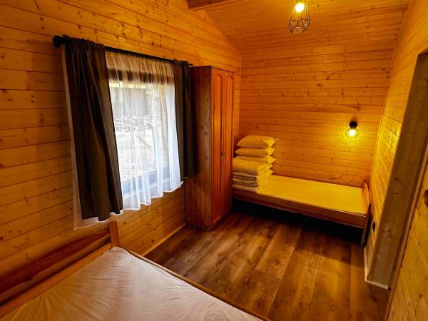 Wpadnij do lasu , domki nad jeziorem 