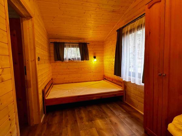 Wpadnij do lasu , domki nad jeziorem 