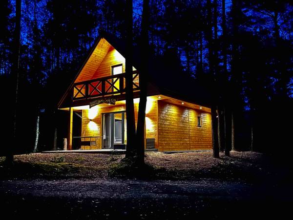 Wpadnij do lasu , domki nad jeziorem 