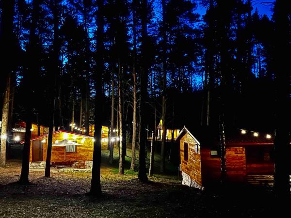 Wpadnij do lasu , domki nad jeziorem 