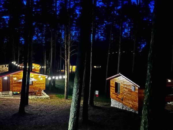 Wpadnij do lasu , domki nad jeziorem 