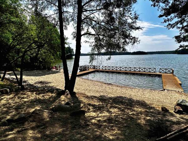 Wpadnij do lasu , domki nad jeziorem 