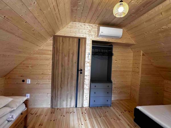 Wpadnij do lasu , domki nad jeziorem 