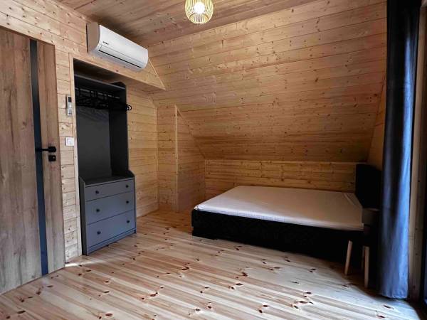 Wpadnij do lasu , domki nad jeziorem 