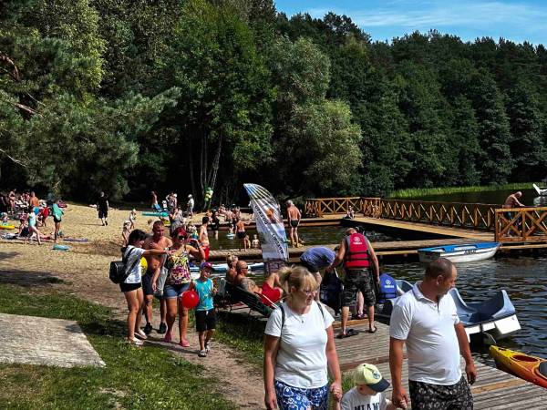 Wpadnij do lasu , domki nad jeziorem 