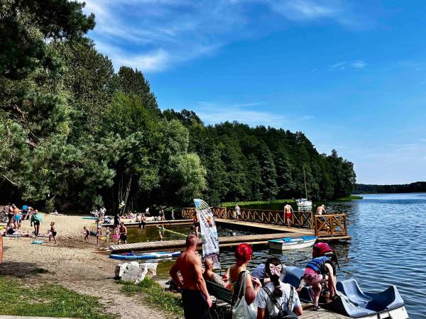 Wpadnij do lasu , domki nad jeziorem 