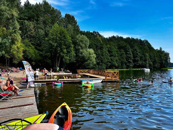 Wpadnij do lasu , domki nad jeziorem 