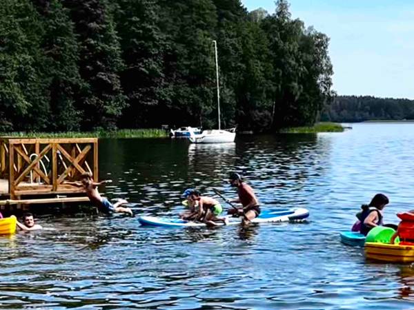Wpadnij do lasu , domki nad jeziorem 