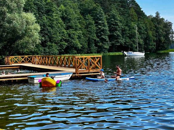 Wpadnij do lasu , domki nad jeziorem 