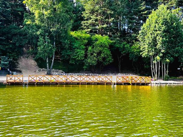 Wpadnij do lasu , domki nad jeziorem 