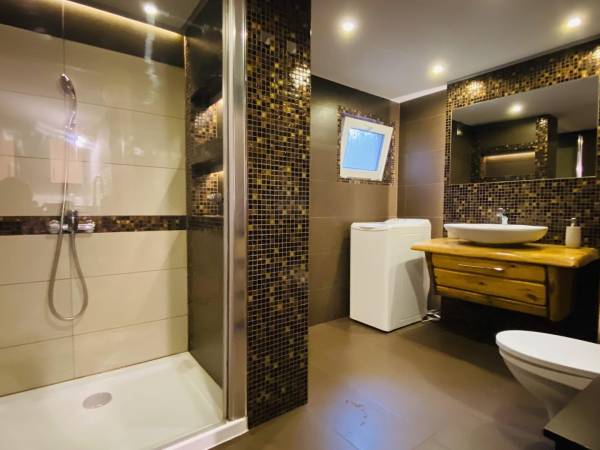 Wpadnij do lasu , domki nad jeziorem 