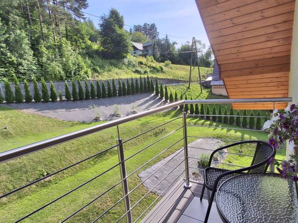 Balkon z widokiem na ogród i las