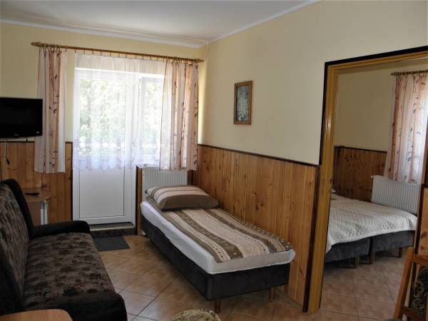 pokój nr 6 - ( studio 4 -5 osobowe na 1 piętrze z balkonami )