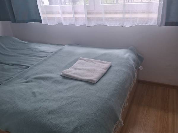 Pokój nr 2 trzyosobowy typu studio podwójne łóżko