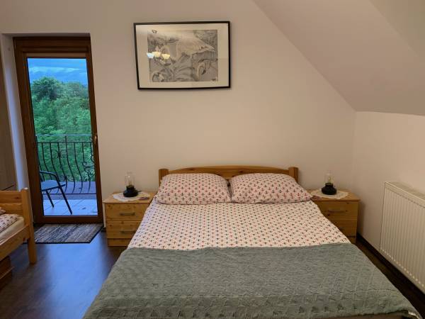 pokój trzyosobowy z balkonem