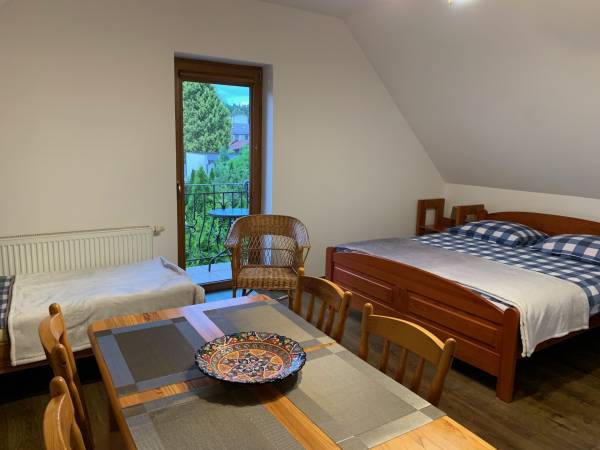 pokój czteroosobowy z balkonem