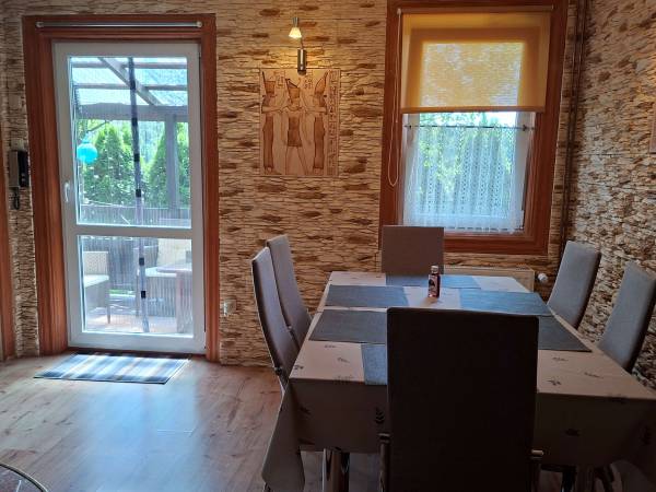 pokój dzienny z kominkiem