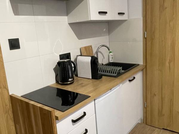 Aneks kuchenny w apartamencie z balkonem 