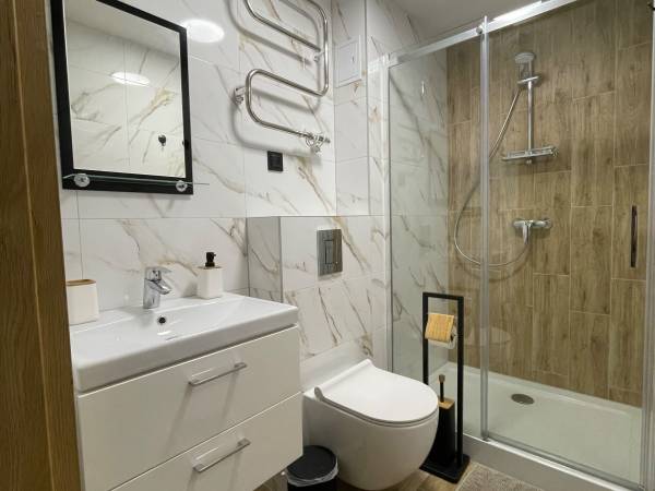 Łazienka w apartamencie z balkonem 