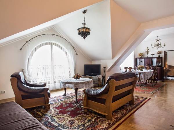 Apartament 90m dla 6----8 osób, basen, internet, parking w Centrum.