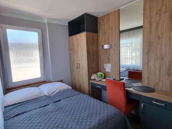 Mały pokój 1-osobowy z balkonem i łazienką poza pokojem (2piętro)