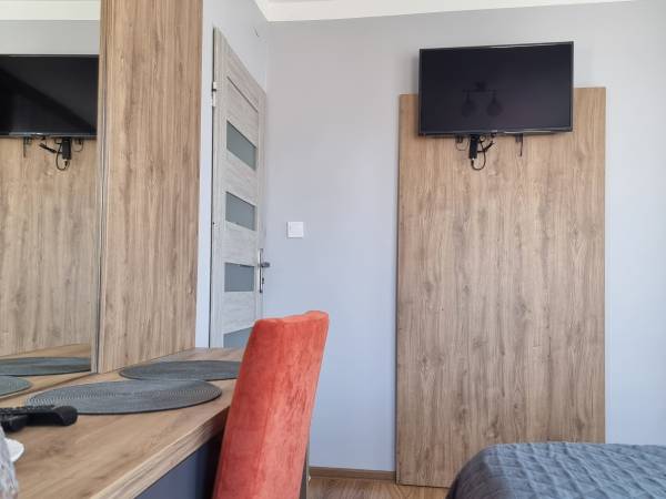 Mały pokój 1-osobowy z balkonem i łazienką poza pokojem (2 piętro)