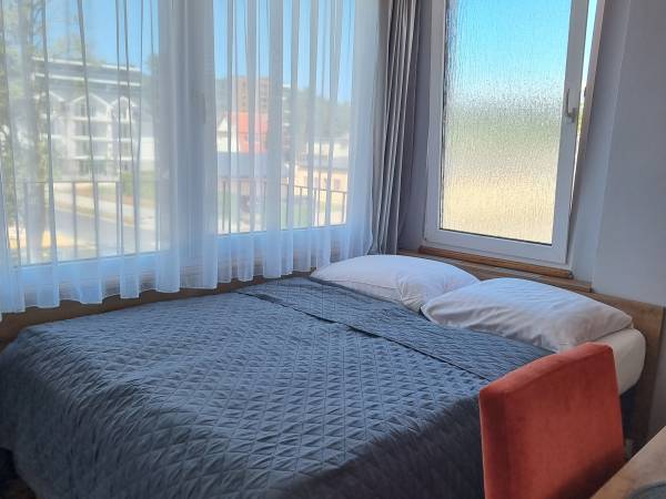 Mały pokój 1-osobowy z balkonem i łazienką poza pokojem (2 piętro)